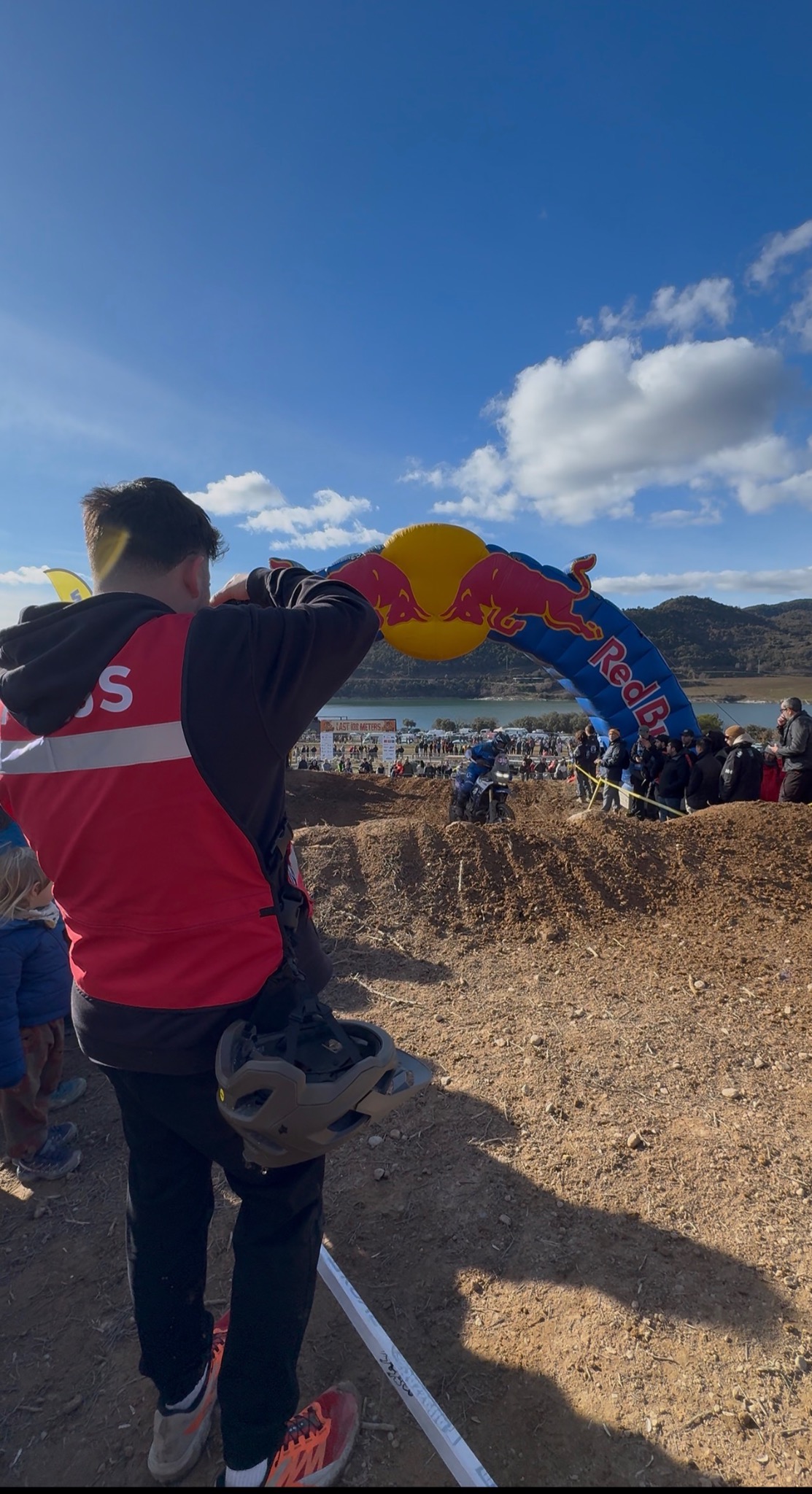 David trabajando como fotógrafo a pie de circuito durante una competición de enduro