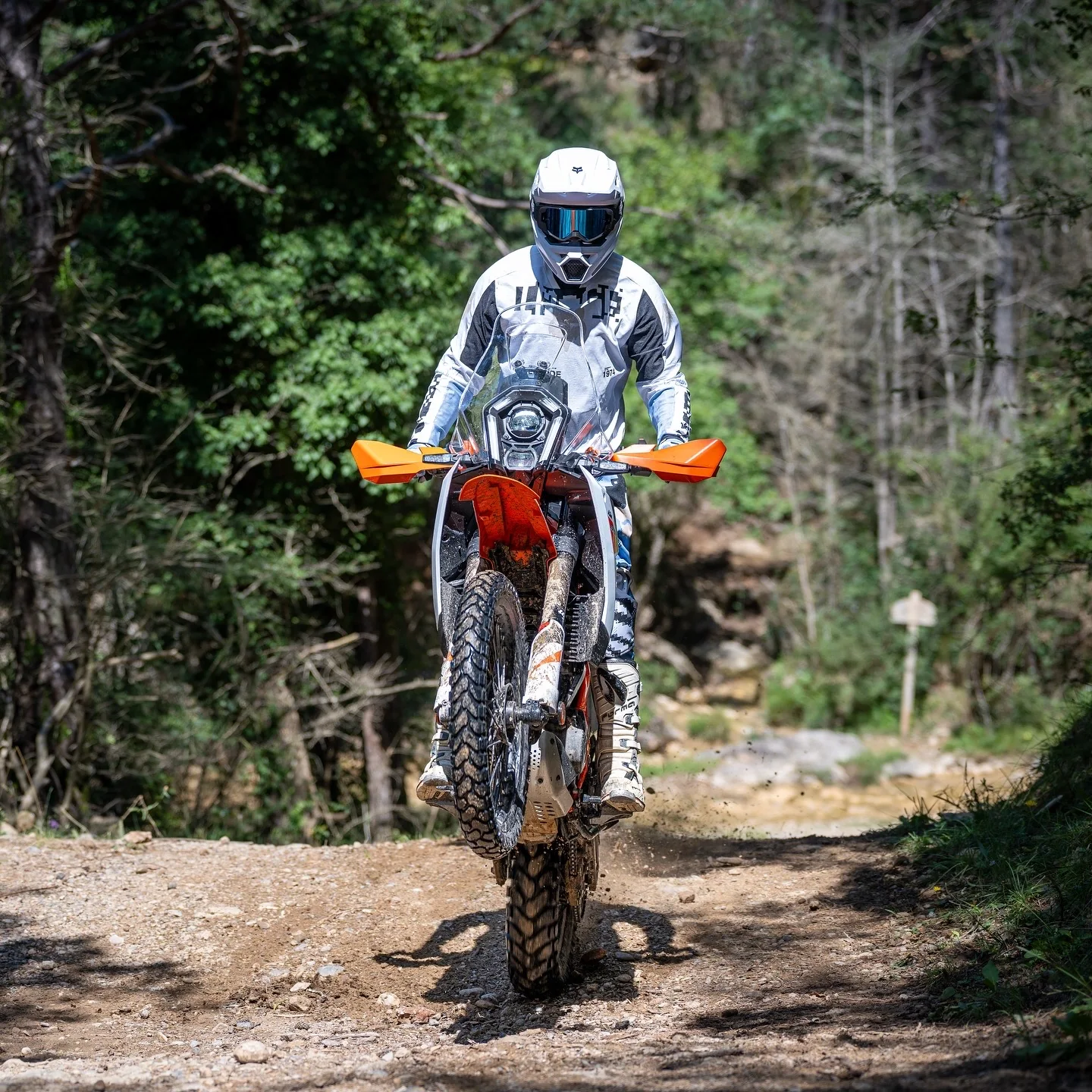 Moto KTM de enduro en acción