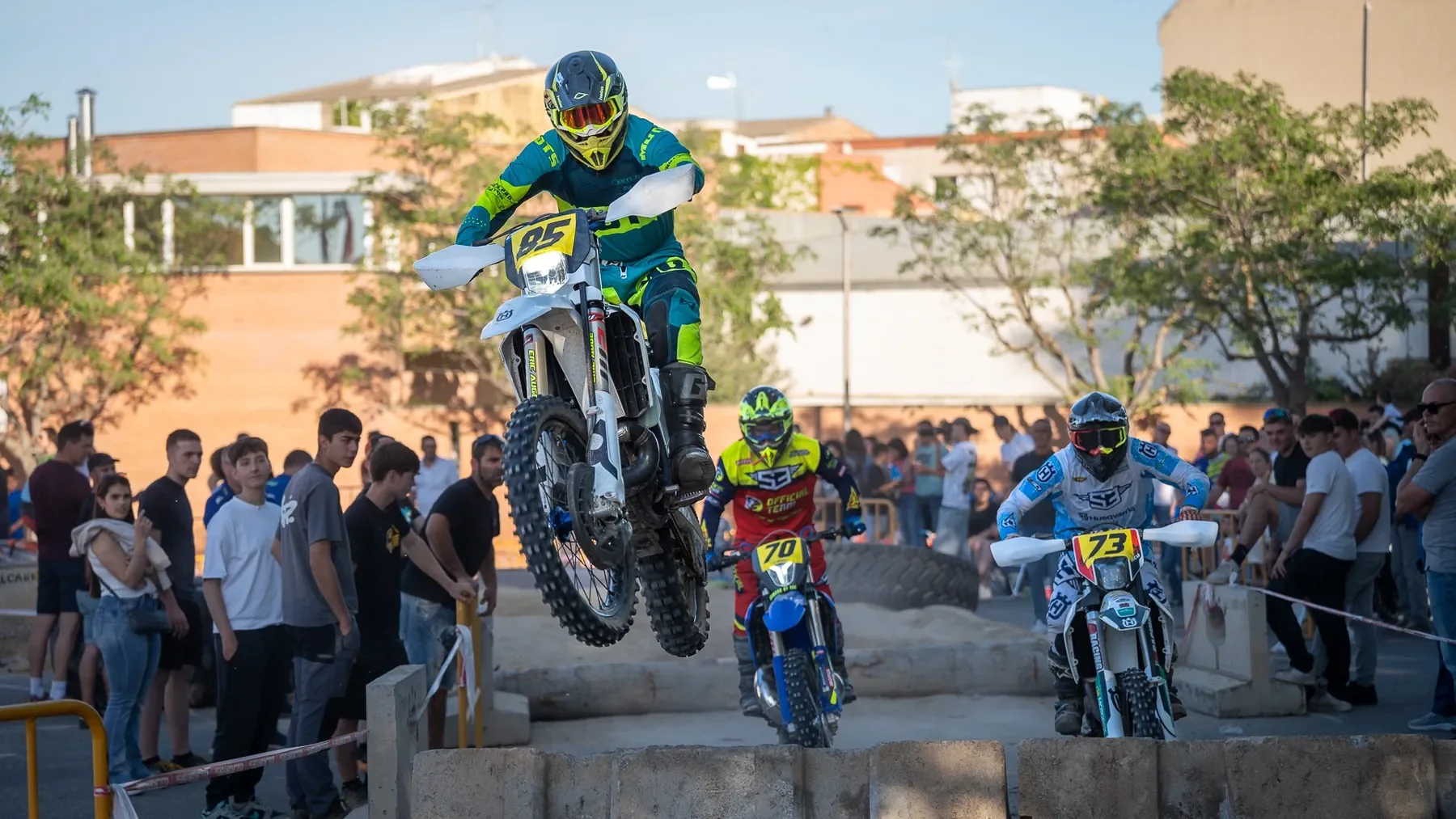 Pilotos de enduro en evento urbano