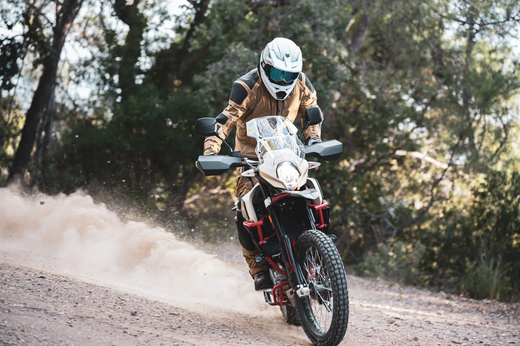 Moto trail derrapando de frente sobre tierra