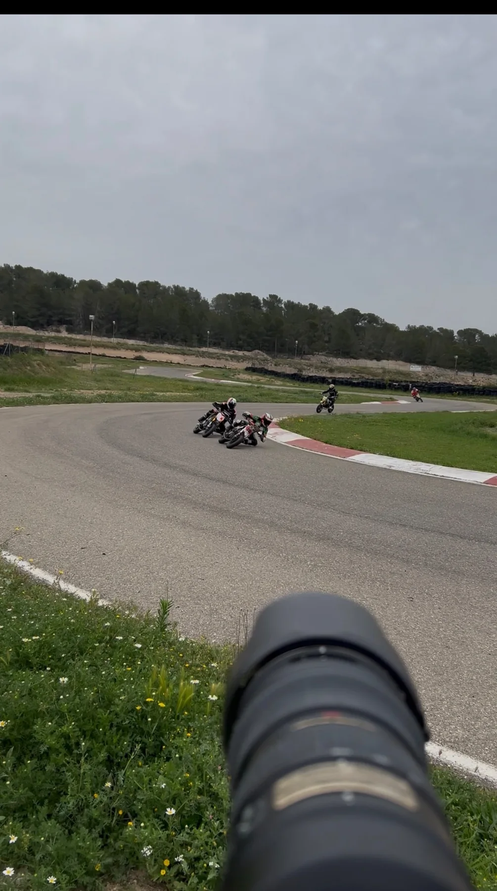 Punto de vista de fotógrafo junto a circuito