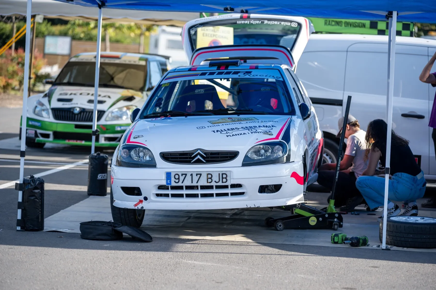 Vehículo y equipo en paddock